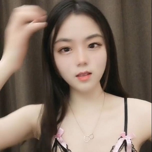 小美女的甜美清纯之美，令人心动。她的颜值竿娆身材傲人，皮肤白皙。视频中的她展现了她的魅力。