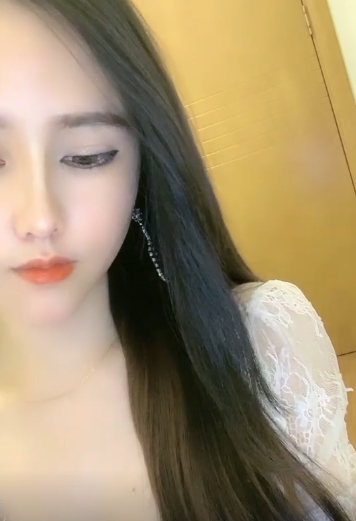 斗鱼主播桔梗UIIU的资深作品——紫薇秀，是一款高颜值、身材好的精选定制节目。