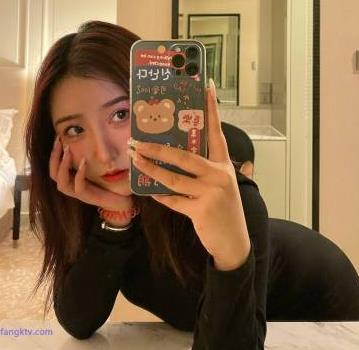 抖音女主播@yuer的起点之路：94年的小仙女咬牙拼事业，成为网红人设，风烧玩法下水，展现高颜值和完美身材，引爆车头灯蜜桃臀的时尚潮流。