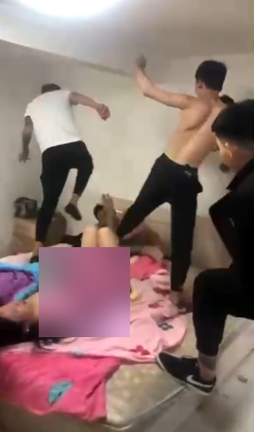 女子报复男友劈腿，现场曝光剧情，家鱼水交融正牌女友现场抓奸，脑洞大开威逼利诱继续交融，奇妙现场直播津津有味技术指导，狗血11V356M