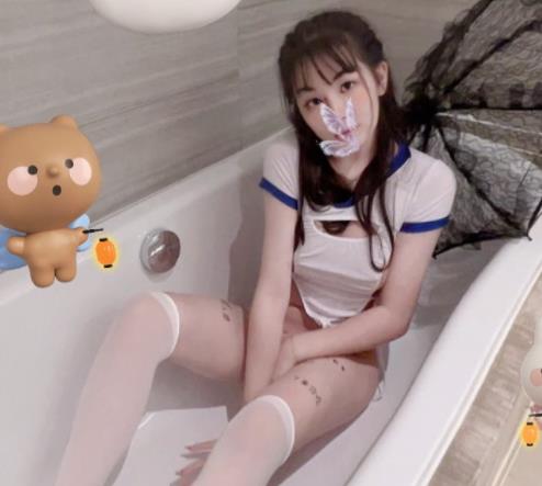 贝贝的闺蜜金主给她买了一件31V的野手，贝贝非常开心。