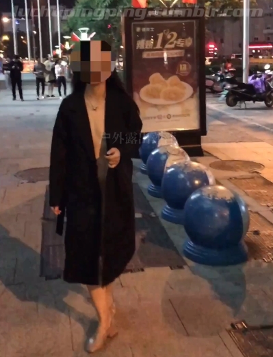 萍萍在室外展示斗鱼模仿经典老资源