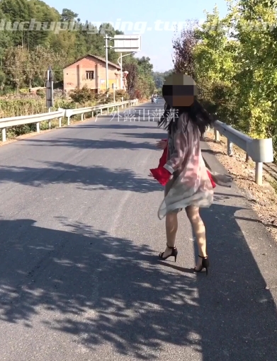 萍萍在室外展示斗鱼模仿经典老资源