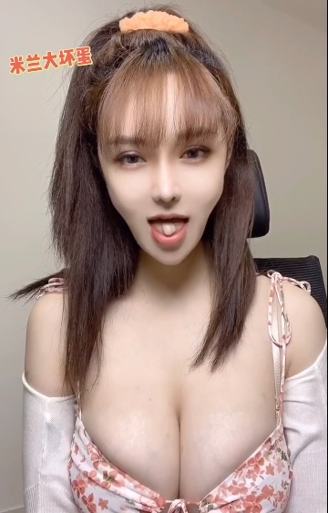 网红女神的绝美身材展现：瑜伽舞蹈动作福利