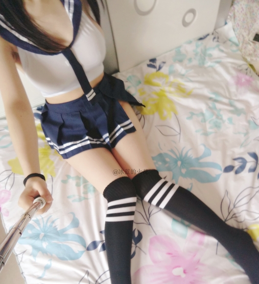 粉嫩妹子浮力姬秦艽小彩虹微博人气身材露脸绅士大车灯2V155m