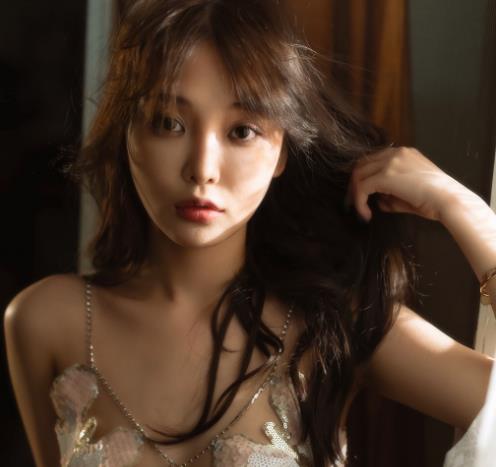 高端摄影师拍摄的玫瑰娅幺幺茶模特写真，花絮特写，引起点赞