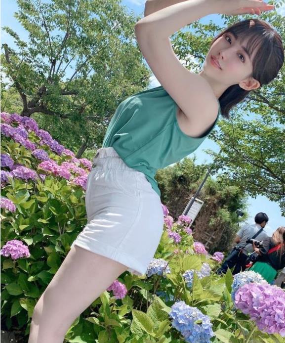 抖音美女直播热舞，青纯学生穿着高清服装展示私房写真，三寸妹子穿着蝴蝶结短裙，给人带来青春活力的观感。