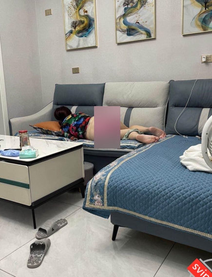 真实妈妈乱L:儿子偷窥记录的内社文字和照片(2小时22分,20V-1.3G)