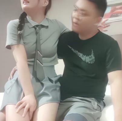 斗鱼舞蹈主播米娜的猥琐大叔形象引起关注，小姐姐姐们纷纷围观，价格白菜般实惠，让人忍不住想入手。陌陌上的服装交易也吸引了不少人，金钱交易成为关键。