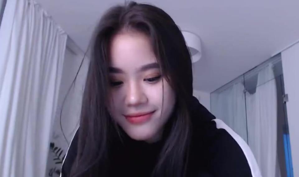 可爱镜娘:东南亚高颜值浮力姬的新作品,清纯可人的甜美小姐姐,遥控小玩具7V-1.27G