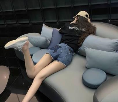 女神企鹅电竞变装舞抖音A4腰白皙相貌清纯室外场合大众SUV