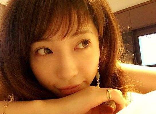 模特女歌手仁川推出的可爱网装车灯，肤白貌美的S级女模特