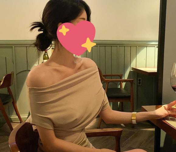 空姐Ashley在秀人网上展示了她的身材和大长腿，拥有38万粉丝。