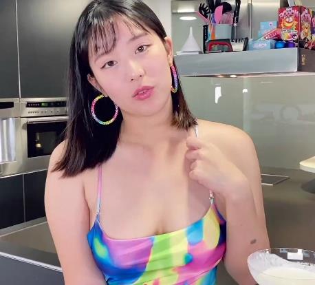 留学生欧祖儿穿着高跟鞋和长裙在厨房里，男同学看着P站上的社保姬，欧美审美的颜值和身材丰满的风格，还有她叫声像车头灯一样的1V和373M。