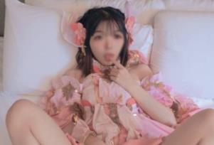 露脸COSER小余的反差婊秀萝套图，动漫角色五官身材完美，玩具公园拍摄，1V283M