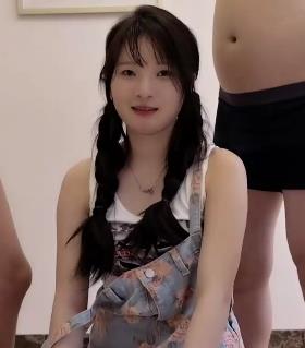 女星琳琳在上海拍摄了一部扣扣传媒的作品，与男优搭档，粉丝们对她的表现赞不绝口。这部作品充满了清纯和体力的元素，琳琳的表演让人印象深刻。