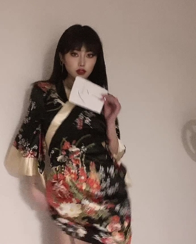 抖音网红Lisa自购新热舞直播带货挑战版，2021-2022年发布了两部时长为9分15秒的有声舞蹈视频，拥有30万粉丝和40万点赞。她在站内电报提供定制资源，并提醒用户注意肉风险和失效补偿。