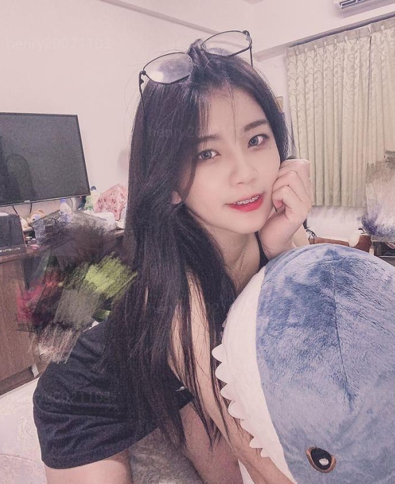 美女主持人的自拍照片,分享给宝岛情侣,共有77张照片,视频长度为2分钟,大小为821MB,可通过百度盘获取,永久链接。