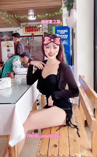 网红娜娜的户外闪现挑战作品引发翻车，粉丝对农民工同志的挑战一姐