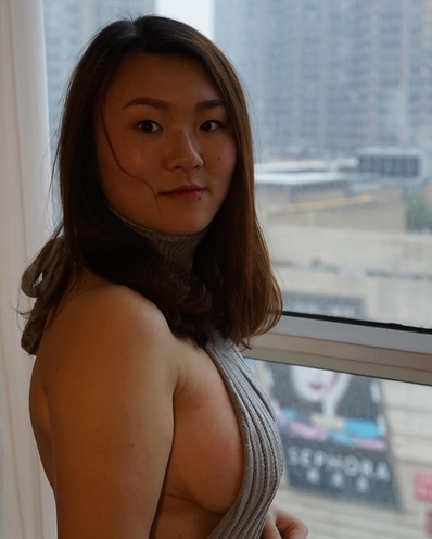 付费摄影师约拍素人小鱼模特，三年赚钱经验，专业拍摄视频和照片，包括酒店、浴室等场景，提供羞涩、嘴、双手、胸前、脖子、肩膀等多角度拍摄，可录像设备，闭眼效果优美。