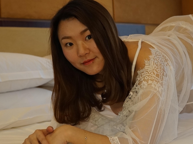 付费摄影师约拍素人小鱼模特，三年赚钱经验，专业拍摄视频和照片，包括酒店、浴室等场景，提供羞涩、嘴、双手、胸前、脖子、肩膀等多角度拍摄，可录像设备，闭眼效果优美。