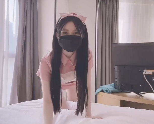 新晋校花的菠萝酱呀糖心传媒推出的当红演员,乌黑亮丽的樱桃小巧身材和雪白皮肤,穿着紧身衣衬衫的她在剧名为《心爱治疗师》的剧中扮演一位治疗师。电话预约治疗时,她穿着护士服和粉红超短裙,脚踩白丝,戴着黑色眼罩,展现出精湛的技巧和出色的演技,台词字母清晰,就像给人打针一样有效果。