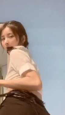 网红猫小猫在斗鱼直播中火了,展示了漂亮的舞蹈技巧,穿着黑色小短裙和白色小上衣,手持小皮鞭,充满魅力。