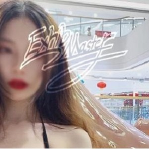 阿崩的高颜值和身材在推特上引起了广泛关注。他经常在视频和照片中展示自己的生活，包括去奶茶店、大型商场和超市购物，以及去温泉放松。他还经常与其他网红Exhib_M