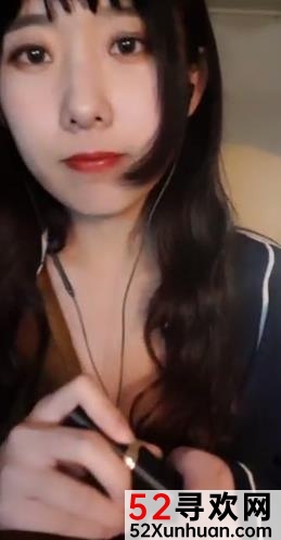 女主播A失眠R的神秘摇摆直播视频,2V高清画质,1.10GB大小,社会热议的直播平台上,穿着真丝睡衣的她散发出丰韵诱人的女人味,肌肤如同褪去衣裳的鸽王车灯般闪耀。