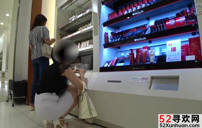 性感御姐穿白色包臀裙展示圆润的蜜桃臀