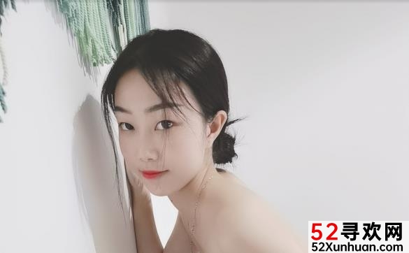 杭州女孩李子玥创作了一部关于谈恋爱和渣男的作品，她的身材和长相都非常出色。她的作品以视频和照片的形式呈现，展现了她粉嫩多汁的魅力。