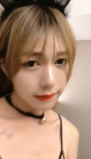 伪娘粥粥:年轻19岁的抖音网红,拥有完美身材的人妖