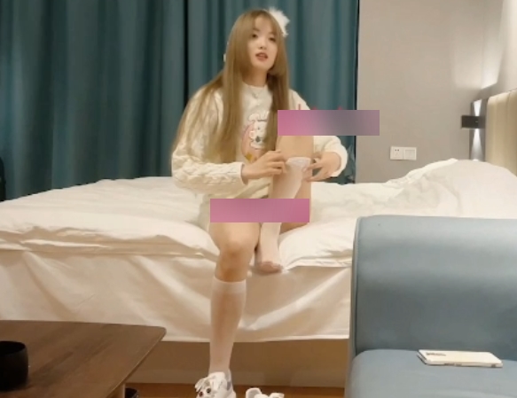 可爱学妹国庆酒店约会，高颜值身材完美大长腿，呻吟给力MP4无圣光高速做种三日比特彗星比特精灵