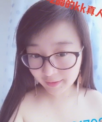 烤香肠的视频和图片：享受诱人的视觉冲击力，放松娱乐的好选择