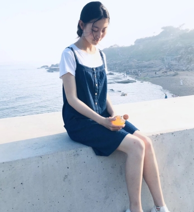 中国民航大学学生崔洁因为贪婪的欲望，被土豪包养，三人游的秘密泄露在了百度盘上。悲剧发生了，她的睡衣、秀发、大眼睛和黑色西装都成了银行卡的情调。这个给力的片段让人流口水，沙发上的吞下，拍摄的画面和情节让人心醉神迷。