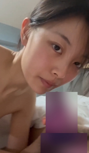 中国民航大学学生崔洁因为贪婪的欲望，被土豪包养，三人游的秘密泄露在了百度盘上。悲剧发生了，她的睡衣、秀发、大眼睛和黑色西装都成了银行卡的情调。这个给力的片段让人流口水，沙发上的吞下，拍摄的画面和情节让人心醉神迷。