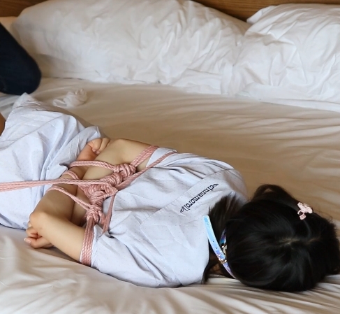 清纯妹子白丝蒙眼堵嘴驷马紧缚拘束拍摄视频