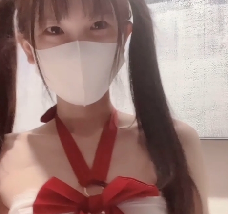 光“阴”妹子：指具有光泽的皮肤和亮丽的形象的女性天花板：指室内装饰中的顶部部分粉情人：指拥有粉色调的浪漫情人油光白丝：指具有光泽的白色丝质材料吊带：指衣物上的细带子，通常用于连衣裙或内衣互动：指能够与用户进行交流和互动的产品或服务体验：指通过亲身参与或感受来获得的经历1V：指电压单位，常用于描述电子产品的电压650M：指存储容量为650兆字节的产品或设备百度盘：指百度公司提供的云存储服务可能的1.