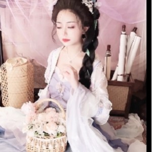 爆机少女喵小吉的12月T3新作合集，包括5套古董店人偶系列、双子系列、最强冰雪组合系列、小吉的家政服务系列、长相思系列、灼灼其华系列和72小时系列。合集大小为1