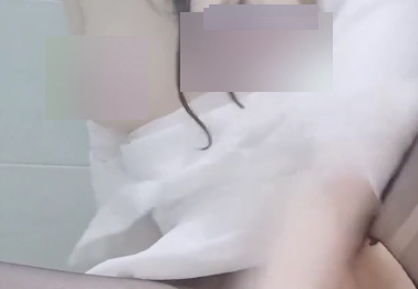 美腿丝袜小娘子在浴室放飞自我