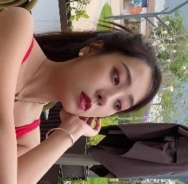 红色泳装美女展示美腿和胖臀的视频（1V，9.76G）百度云下载