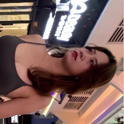 美女穿着紧身吊带裤展示完美长腿，视频分享百度云