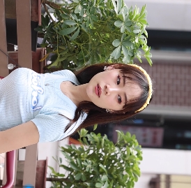 美女穿着丝袜的短裙展示长腿，视频分享在百度云上