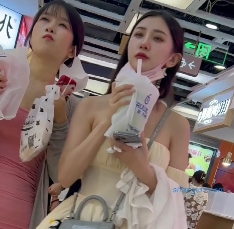 抄底美女小姐姐跟拍护垫