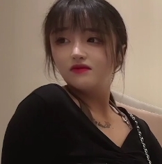 丰腴气质妻子皮肤白里透红水花欲流的约会商品标题可能为：魅力四溢的妻子，肌肤水润如白玉，引发无尽的欲望