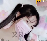 卡哇伊妹子的朋友在百度盘上分享了一段视频，视频中她打粑粑时呻吟和大叫。