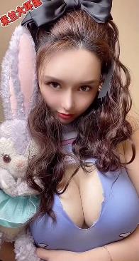 钱枫在米兰展示了她逼人的胸器，成为微博上的大坏蛋女主