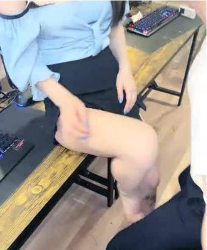 美少女在网吧包厢中激战