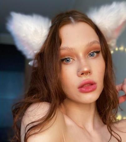 SofiaSimens在Onlyfans上的深处舌环