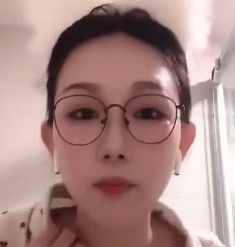 东北眼镜姑娘与男友视频通话时情难自禁，自摸挑逗，洗澡视频展示百度盘